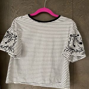 Black and white cropped floral sleeve shirt